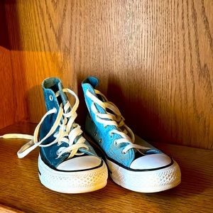 Blue velvet converse in great condition
